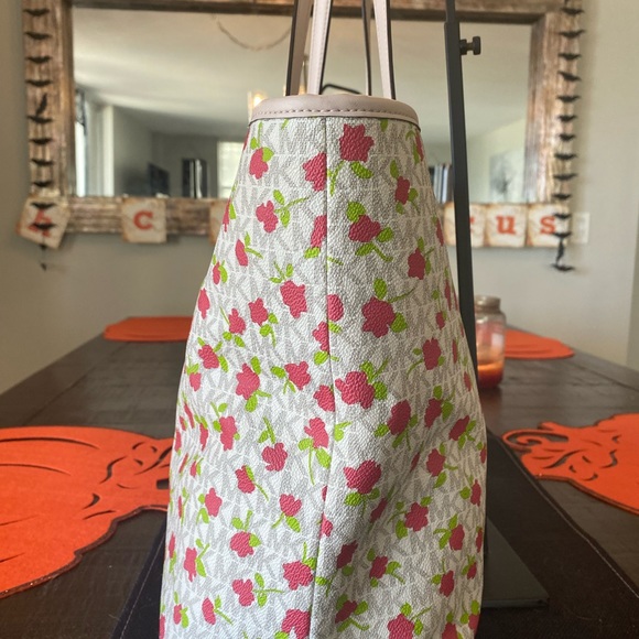 Michael Kors Signature Logo Floral Tote (White) w/Gold Hardware. - Picture 4 of 11